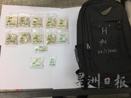 警方在男子的背包内，搜获11包疑似海洛英的粉末（重达165.38克），以及两包疑似冰毒的粉末（15克）。