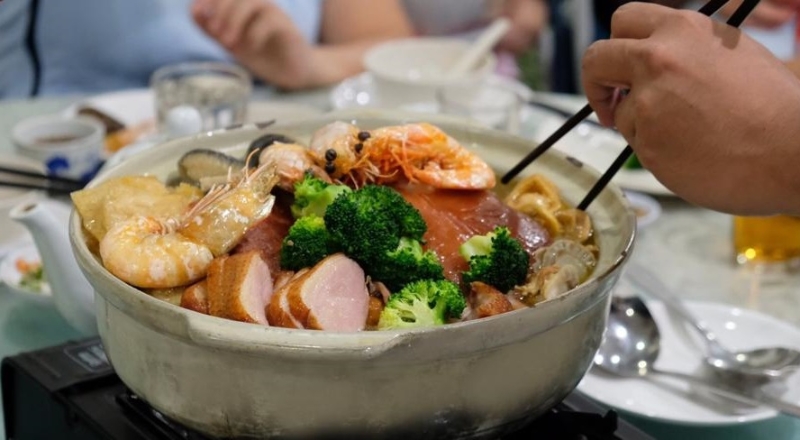 盆菜食材丰富，海鲜、肉类、蔬菜兼具，外带冷冻盆菜在家煮，同样好吃。