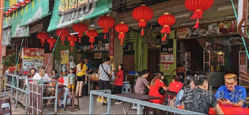 瓜登只有几家华人食肆在农历新年开店营业，吸引不少顾客上门。