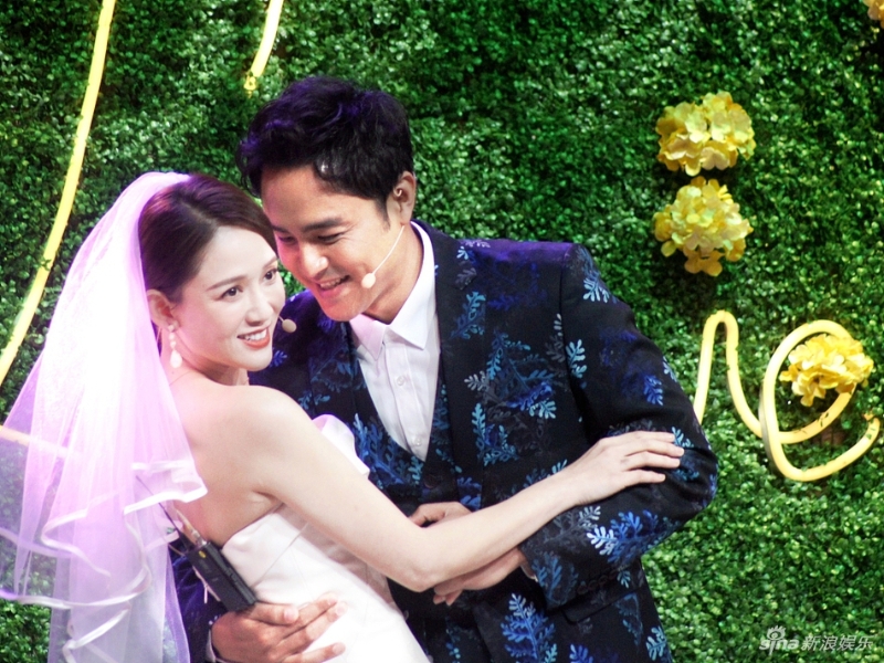 披上婚纱的陈乔恩和明道以新娘新郎造型亮相，更重演《王》经典场面。（图取自互联网）