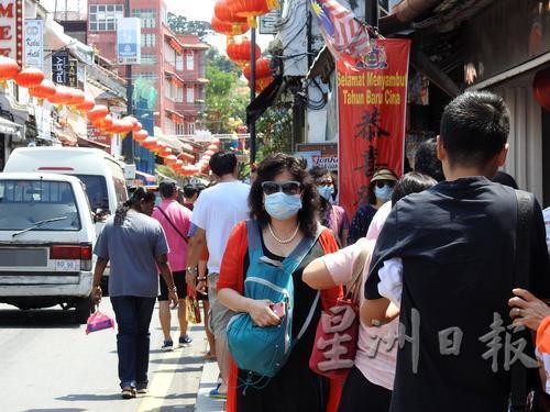 游客们纷纷戴上口罩，防范病毒。
