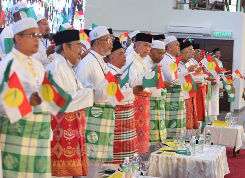 阿末扎希（前左五）在霹雳州“全民共识宪章大会”上，表示“全国共识”已受到越来越多人支持，包括非马来人和新生代的人民。