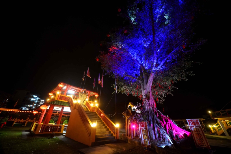 沉香九龙宫也趁著新年悬挂红灯笼至于，更颠覆传统，将许愿树装上“星空”色调的霓虹灯，让节庆氛围裹上一丝“神秘的色调”。