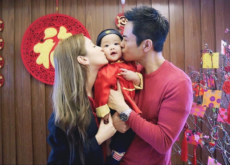 陈凯琳和郑嘉颖各别亲吻儿子左右面颊，一家三口幸福洋溢过农历新年。