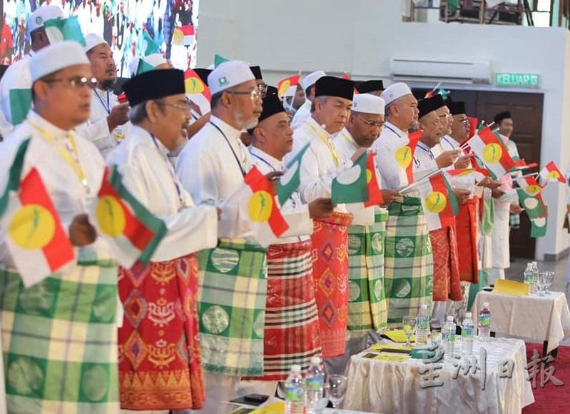 阿末扎希（前左五）在霹雳州“全民共识宪章大会”上，表示“全国共识”已受到越来越多人支持，包括非马来人和新生代的人民。