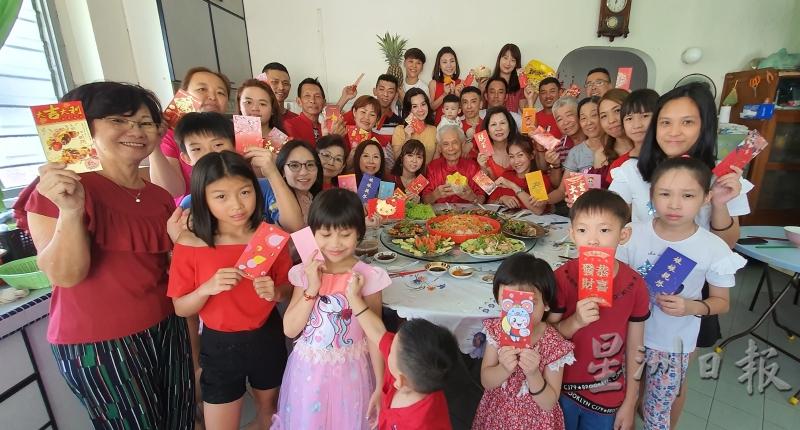 谭小燕:6个兄弟姐妹携带家人从外坡返回怡保祖屋,望父亲能过个快乐幸福年。