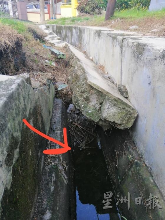 排水沟石块崩塌后，卡在沟中，影响排水。