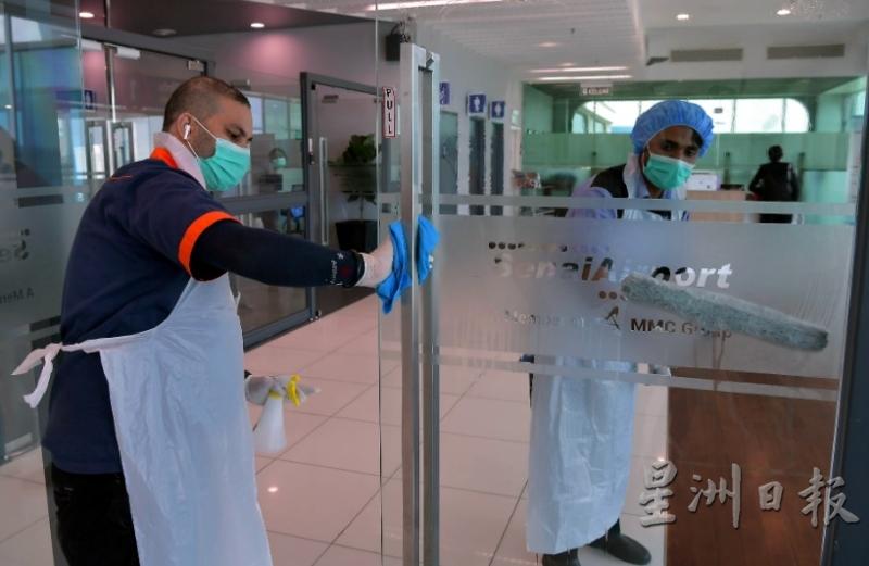 士乃国际机场加强防疫工作，2名员工正在进行清洁消毒工作。（图：马新社）