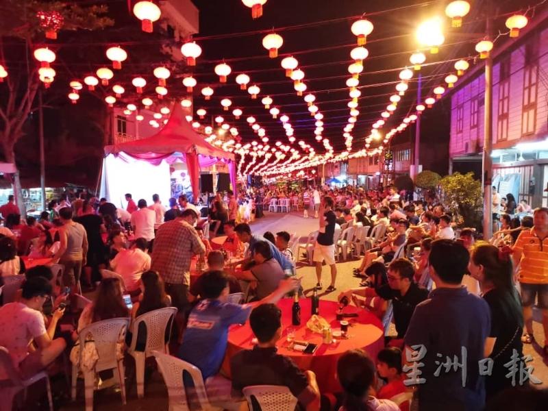 莫珍歪人大团圆晚宴,近千村民欢聚闹新春。