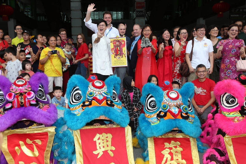 郭素沁（左五）大年初三出席旧巴生路大型连锁运动用品量贩店DECATHLON的新春团拜，并接受10头瑞狮的祝贺，左一是余嘉诚，右五是王宝丝。