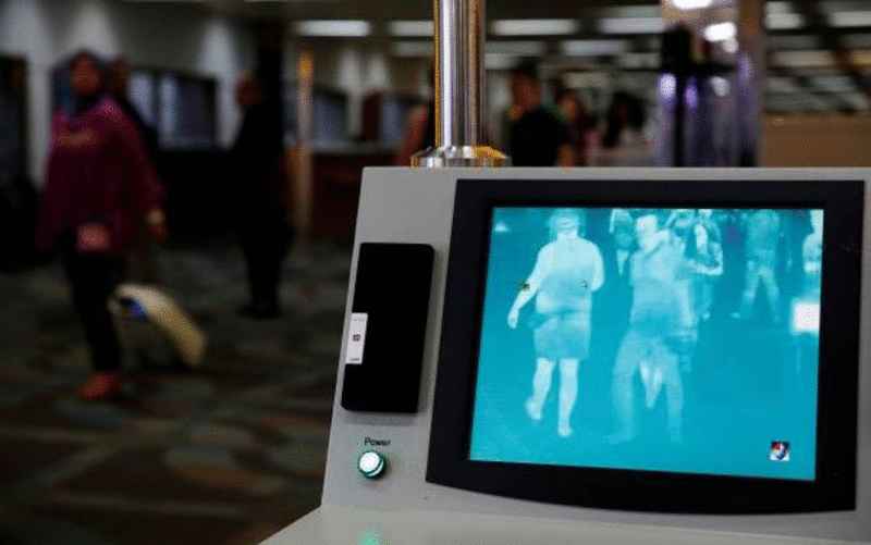 亚庇国际机场采取24小时防疫措施，对所有国际航班入境乘客进行体温扫描。