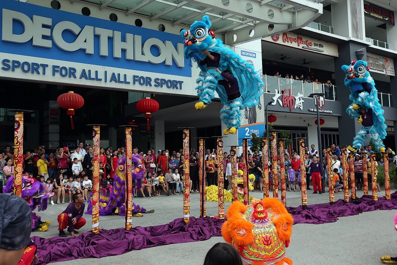 DECATHLON举办的新春舞狮活动，邀请吉隆坡光艺醒狮团10头祥狮为民众表演精彩的高椿舞狮，令现场民众喝采连连。