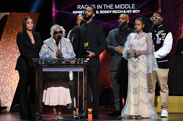 去年3月尾遭遇枪击意外身亡的饶舌歌手尼普塞哈斯尔 （Nipsey Hussle）凭作品《Racks in the Middle》获得最佳饶舌歌手，并由家人代他上台领奖。　