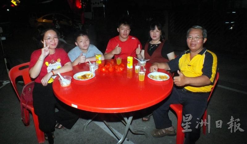 东甲居民岑有仁（右起）与太太黄塞容和儿女岑卓炜、岑卓恩及岑卓柔品嗜美味的自助餐。
