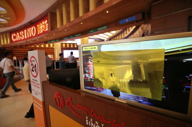 每天迎接大批外国游客的圣淘沙名胜世界已在赌场和环球影城入口处外设置红外线体温检测器。