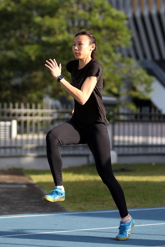 叶倩仪在训练中认真操练跳跃的动作。