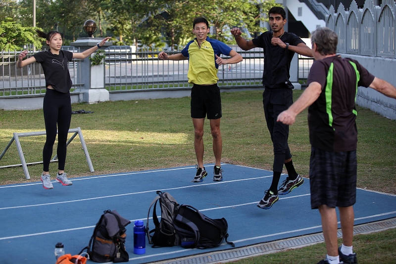 叶倩仪（左起）与两位师兄李合伟和瑙拉兹在教练的指导下进行跳跃的正确动作。