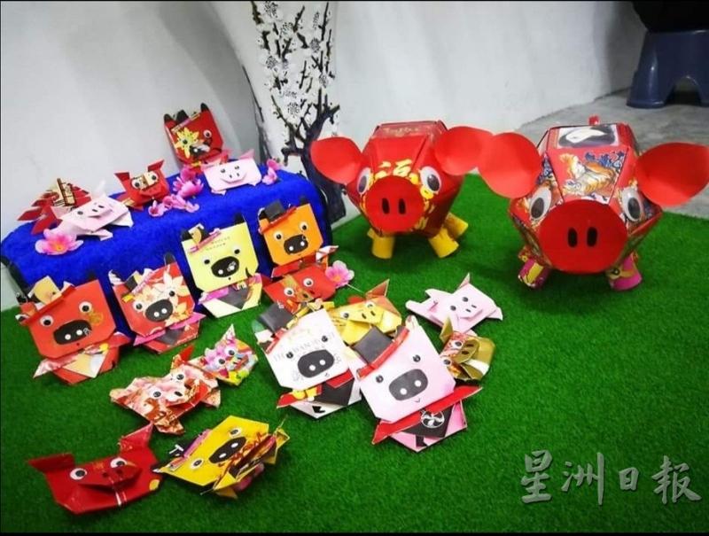 刘昀夆去年制作的猪造型红包袋饰品，深受学员们的欢迎。