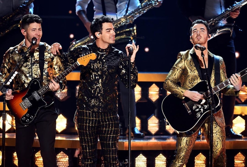 美国男子组合The Jonas Brothers为今届格林美担任表演嘉宾，尼克强纳斯因牙缝卡了菜渣而被网民热议。（图取自互联网）