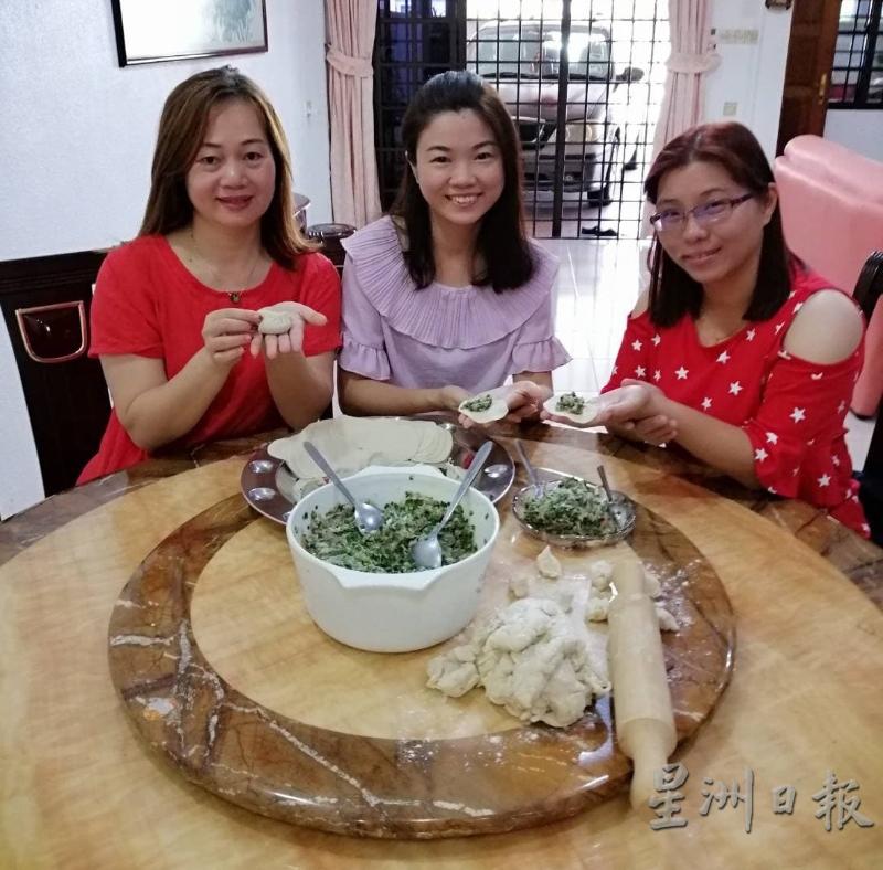 杨菽娟（左起）、李坤芳及陈文华趁著新年来临，一同包饺子共享以解乡愁。