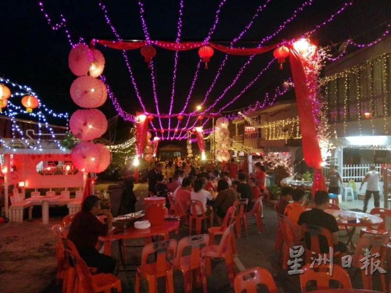 已举行28年的东甲富丽园“同心圆”街新春街景布置，今年以“花灯迎喜年”为主题。