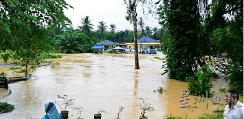 大雨导致甘榜哥惹迪发生闪电水灾。