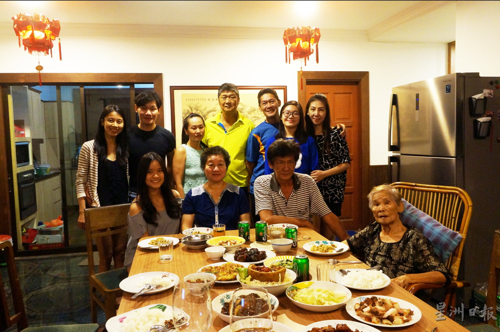 章芳俊（后排左二）2017年返家时与家人在聚餐时合摄。
