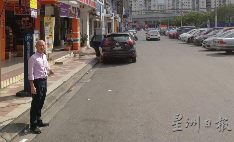 林立迎成功向吉隆坡市政局申请，在甲洞美罗柏兰岭8路靠近商店的方向，画上更多泊车位。