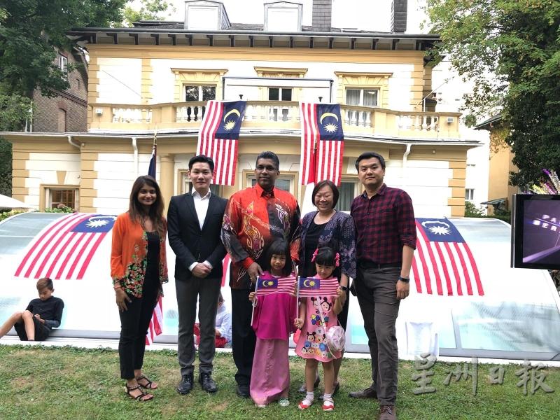 章芳俊（后排左二）与驻奥地利马来西亚大使及同胞共庆2018年国庆日，以解乡愁。