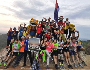 Club members and hikers spend a joyful morning on top of Bukit Mor on the fourth day of Chinese New Year. SIN CHEW DAILY