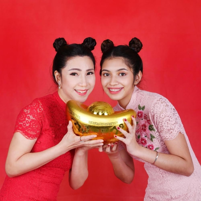 陈美娥与李佩玲祝福大家鼠年幸福开心，欢乐度过每一天！！