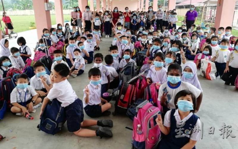 早前烟霾和流感肆虐，让学生被迫带上口罩上学；如今武汉肺炎大爆发，各校更是准备不少口罩给学生佩戴，以免受传染。（档案照）