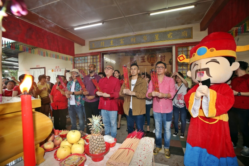 《财神2020》演员们在财神爷庙举行接文武财神和切金猪仪式，Bob林盛斌（右三）还特地去求真字。