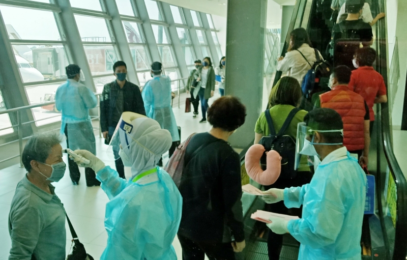 游客刚下机就得接受医护员的体温检疫。
