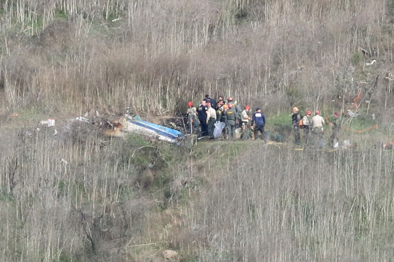 调查人员在直升机坠机现场工作，除了科比与13岁女儿，还有7人在事故中丧生。（图：法新社）