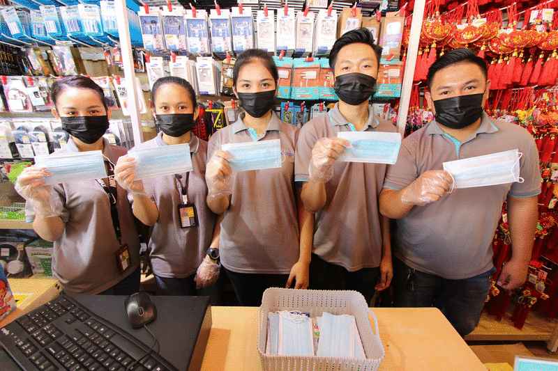 One Stop Superstore亚洲城分店职员佩戴口罩，免费派送口罩给民众。