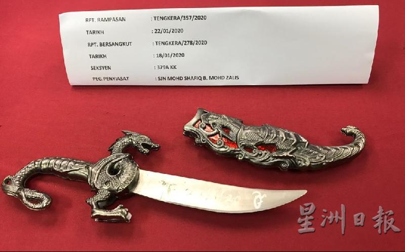 警方扣查华裔女嫌犯后，起获一把刀子。