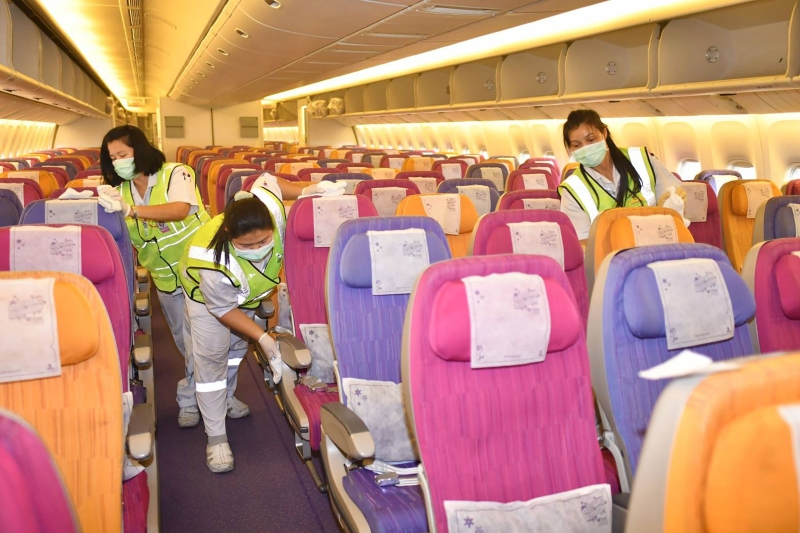 泰国航空的工作人员正在清洁乘客座椅。（图：法新社）