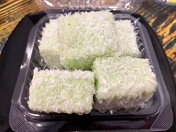 外层铺上椰丝的雪花糕,一口咬下是介于菜燕与糕点的软绵口感。 外层铺上椰丝的雪花糕,一口咬下是介于菜燕与糕点的软绵口感。