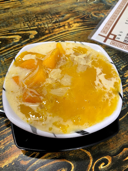经典的甜点杨枝甘露,在糖三藏经典糖水馆也能找到。 经典的甜点杨枝甘露,在糖三藏经典糖水馆也能找到。