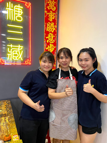 许紫盈(左起)、何春燕及许乐盈合力经营“糖三藏经典糖水馆”。 许紫盈(左起)、何春燕及许乐盈合力经营“糖三藏经典糖水馆”。