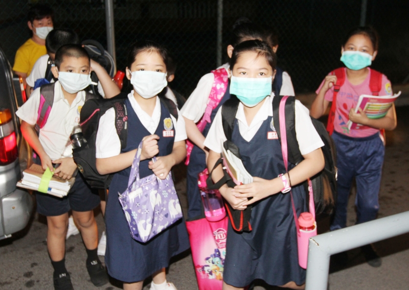 巴生中华女校部分的学生在农历新年后的开学首日，佩戴口罩上学去。