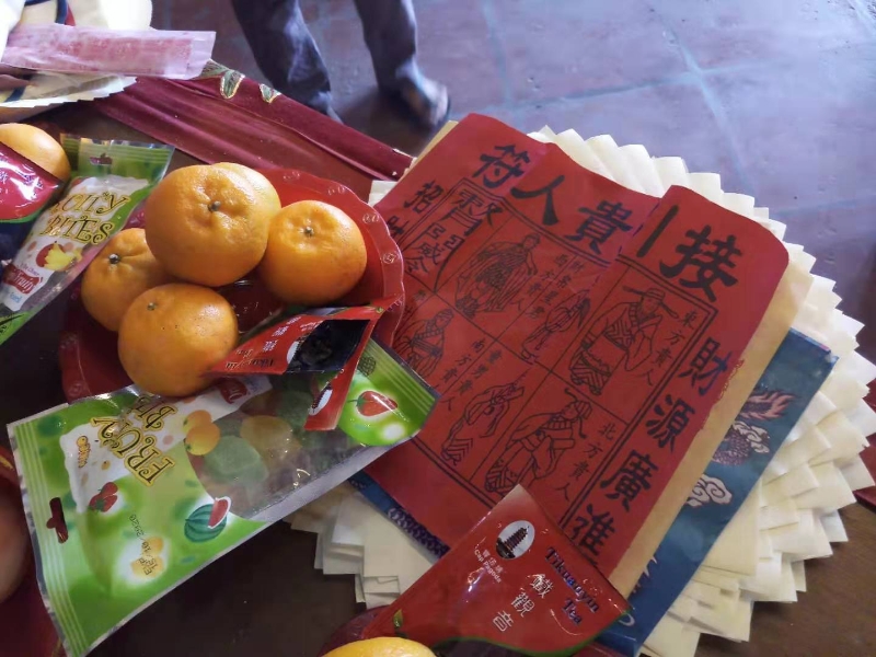拜太岁所需要准备的祭品包括茶、水果以及甜食,还有金纸等。 拜太岁所需要准备的祭品包括茶、水果以及甜食,还有金纸等。