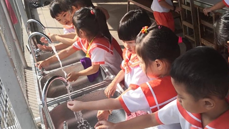 幼儿园学生被教导洗手方法。