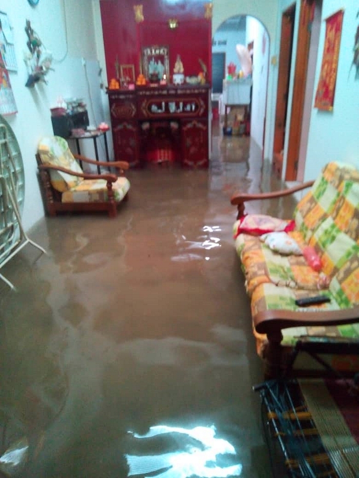 何明的住家客厅被淹没。