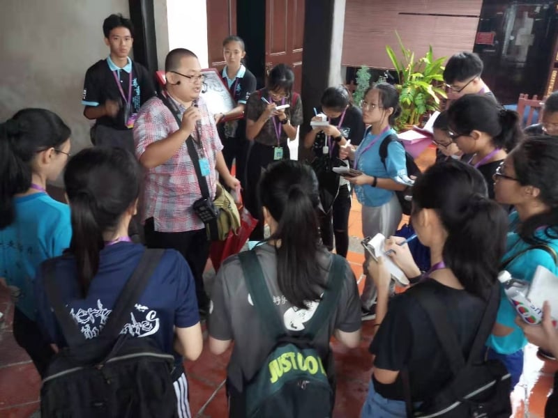 林志诚(中)向学生们讲解有关庙宇的习俗。 林志诚(中)向学生们讲解有关庙宇的习俗。