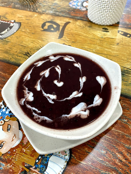 煮得浓稠的红豆黑糯米,还能吃到豆的口感。 煮得浓稠的红豆黑糯米,还能吃到豆的口感。
