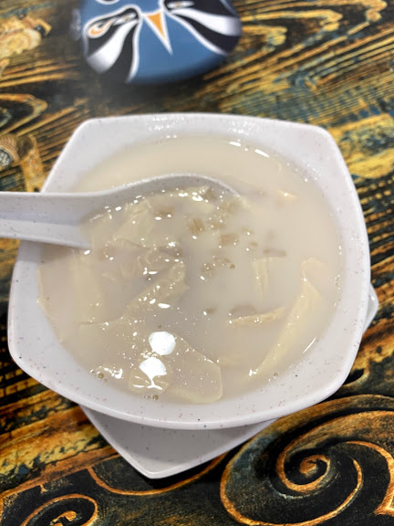糖三藏经典糖水馆的腐竹薏米特别选用来自怡保的腐竹,喝起来香甜可口。 糖三藏经典糖水馆的腐竹薏米特别选用来自怡保的腐竹,喝起来香甜可口。