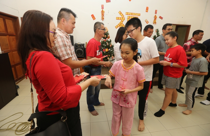 团圆饭活动穿插派红包仪式，象征给小孩一个祝福。