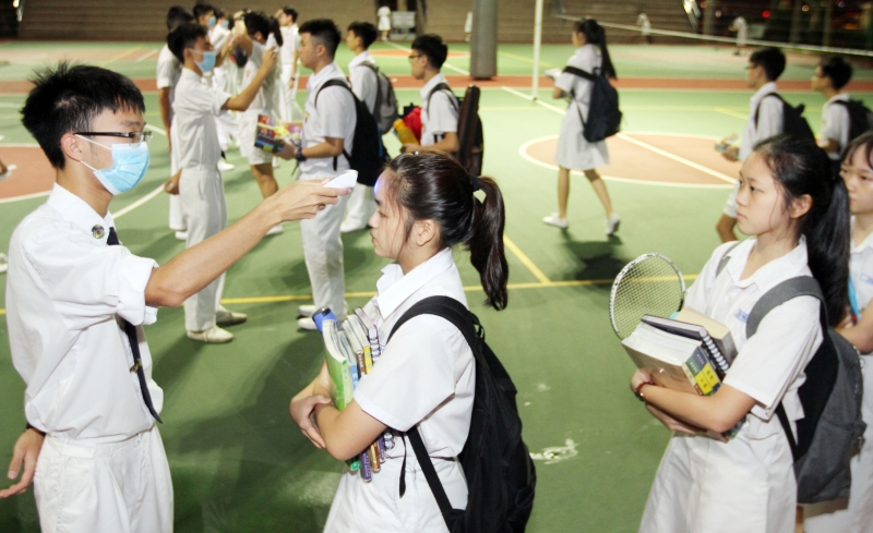 巴生兴华中学安排多名师生，动用15台体温计为全校师生检测体温。